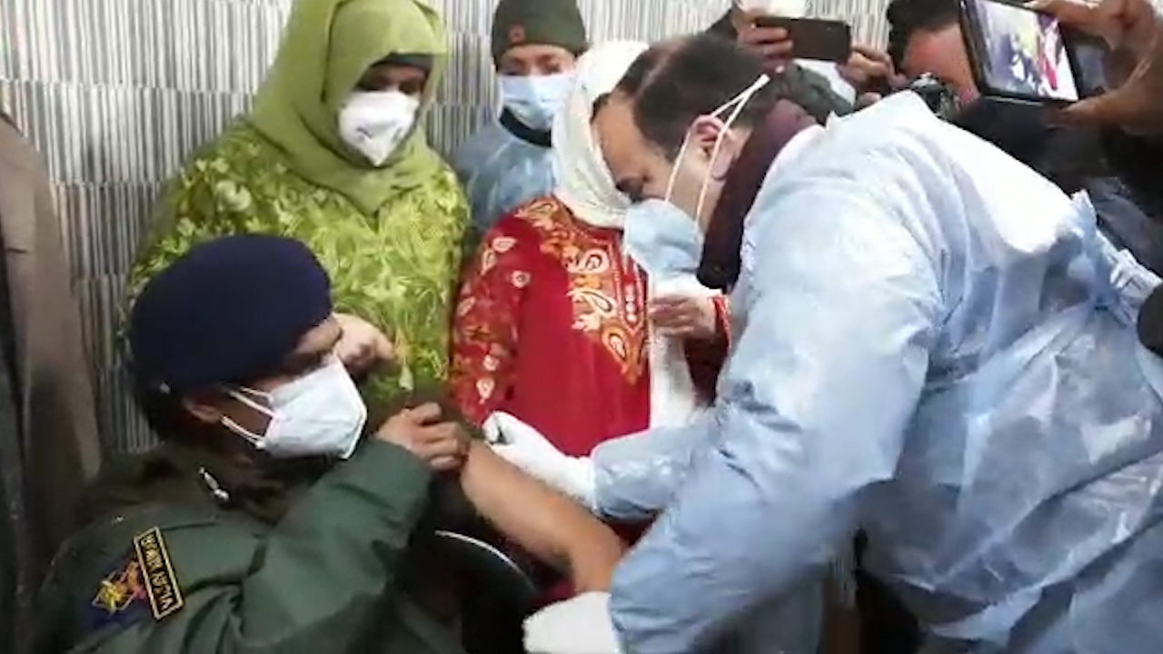Jammu and Kashmir's police, civil personnel begin receiving COVID-19 vaccine shots Jammu and Kashmir's police, civil personnel begin receiving COVID-19 vaccine shots