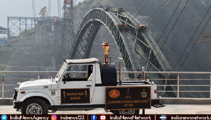 Swarnim Vijay Varsh: Victory Flame reaches World’s Highest Bridge in J&K Swarnim Vijay Varsh: Victory Flame reaches World’s Highest Bridge in J&K